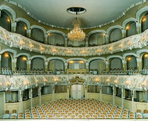 Zaal van het laatbarokke theater in Schloss Schwetzingen