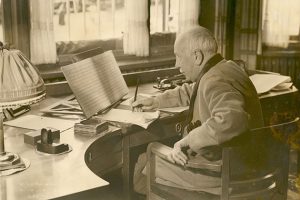 Richard Strauss in zijn werkkamer in zijn villa in Garmisch-Partenkirchen